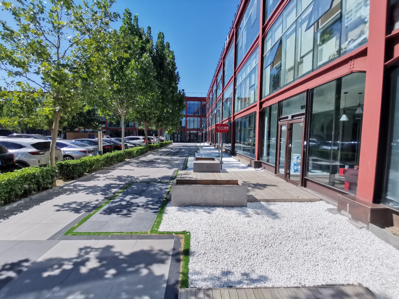 传媒基地160平朝东落地窗 3隔断