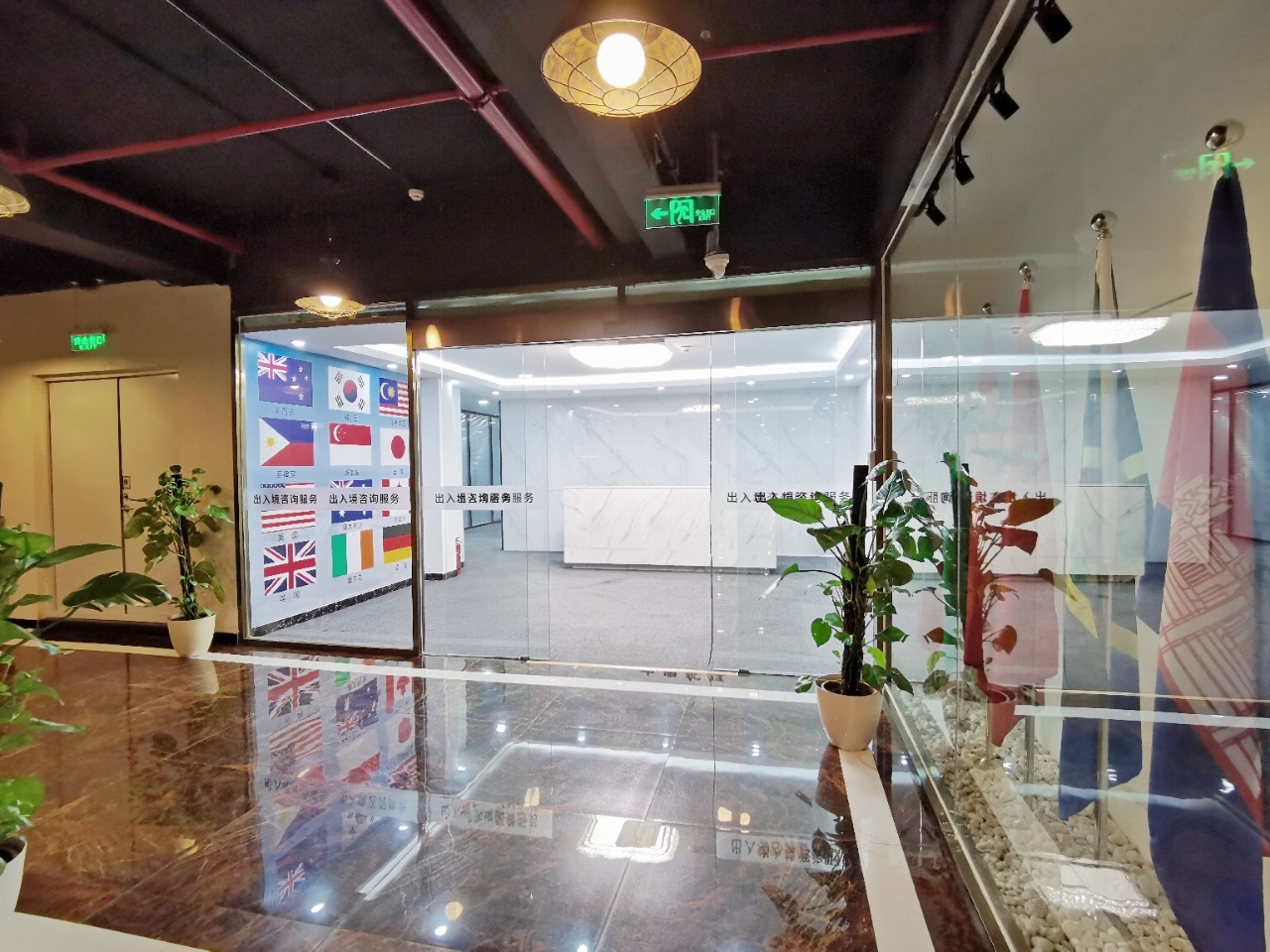 东五环文创园560平落地窗工位