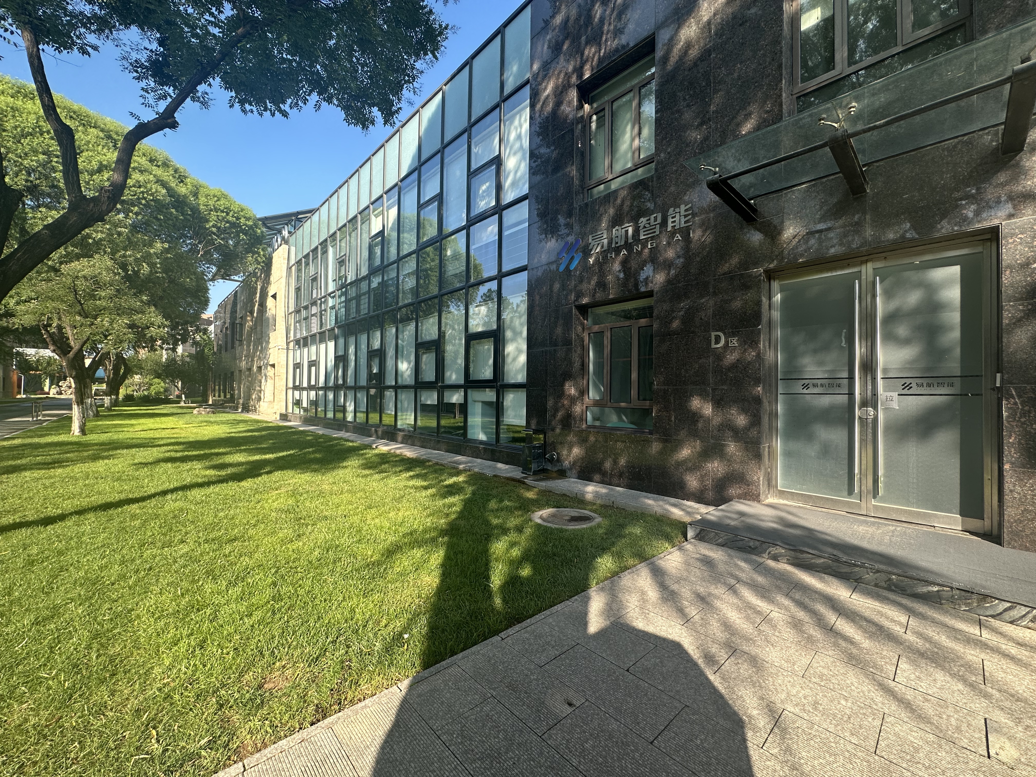 酒仙桥现房 电通创意广场2355平 双地铁 带庭院