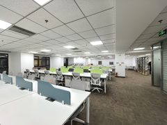 老板笑疯：650㎡地铁口工位100个 - 缩略图 4