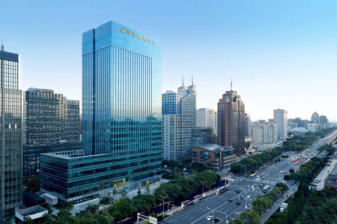 高层光影，城市脉动