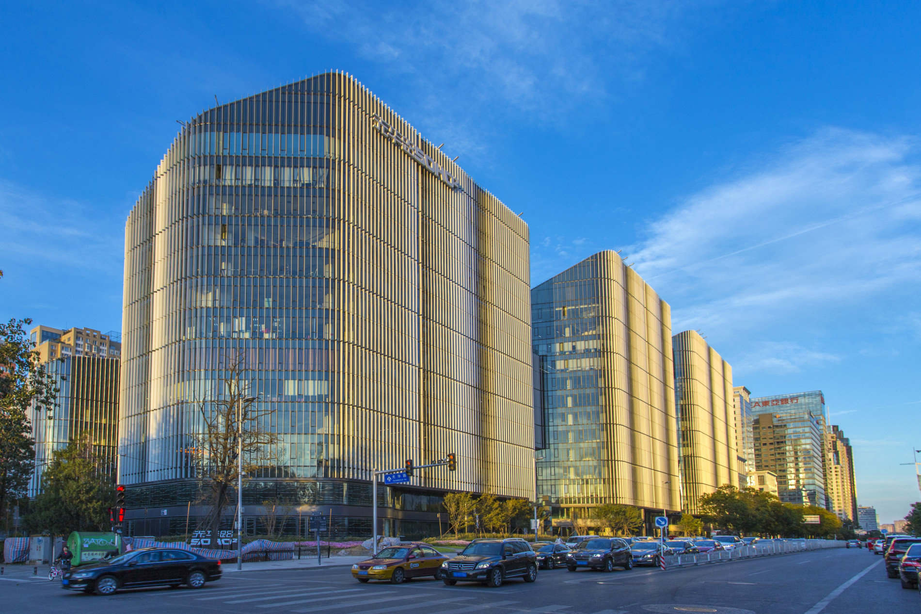 光华路SOHO整层1084平 双露台临花园